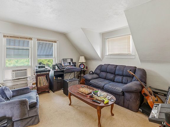 4th image of 324 8th St