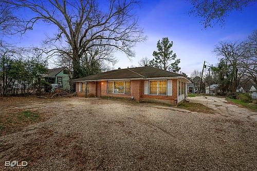 3317 W College St Photo 1