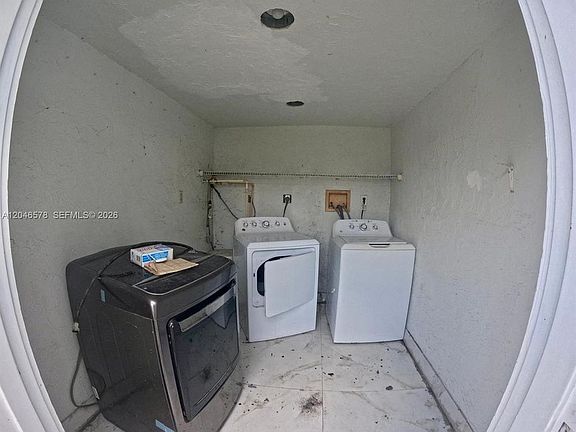 4th image of 5720 SW 38th Ct