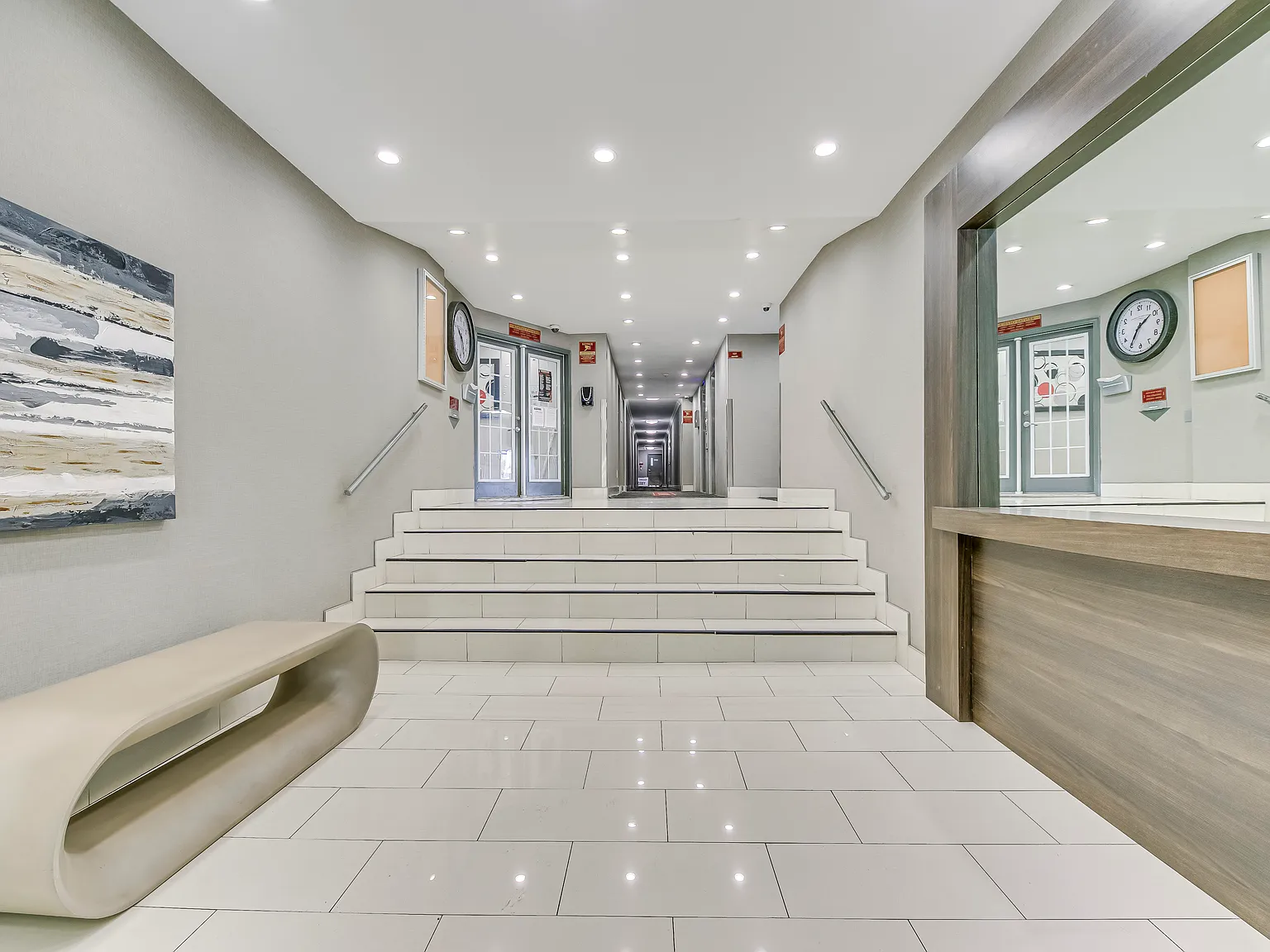 Premier Court Apartments — Photo 1