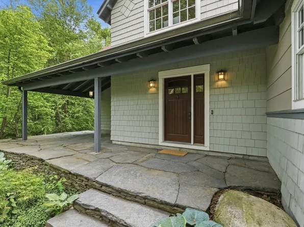 18 Evening Star Dr, Amherst, MA 01002