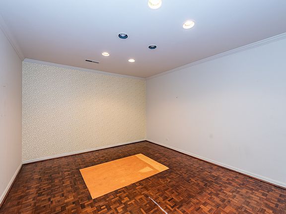 3rd image of 90 Franklin Pl E APT 203