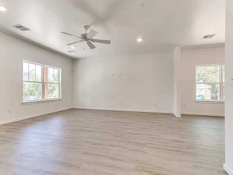 1425 E Park Pl — Photo 2