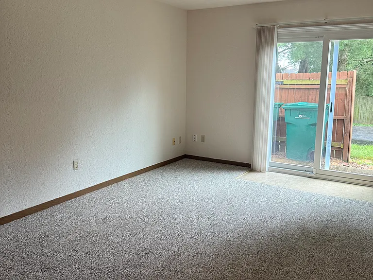 437 Colleen Dr — Photo 3