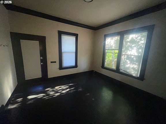 5th image of 4605 N Vancouver Ave