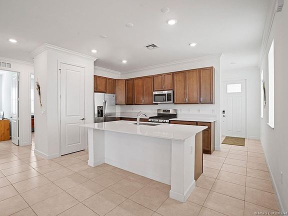3rd image of 541 SE Plumeria Dr