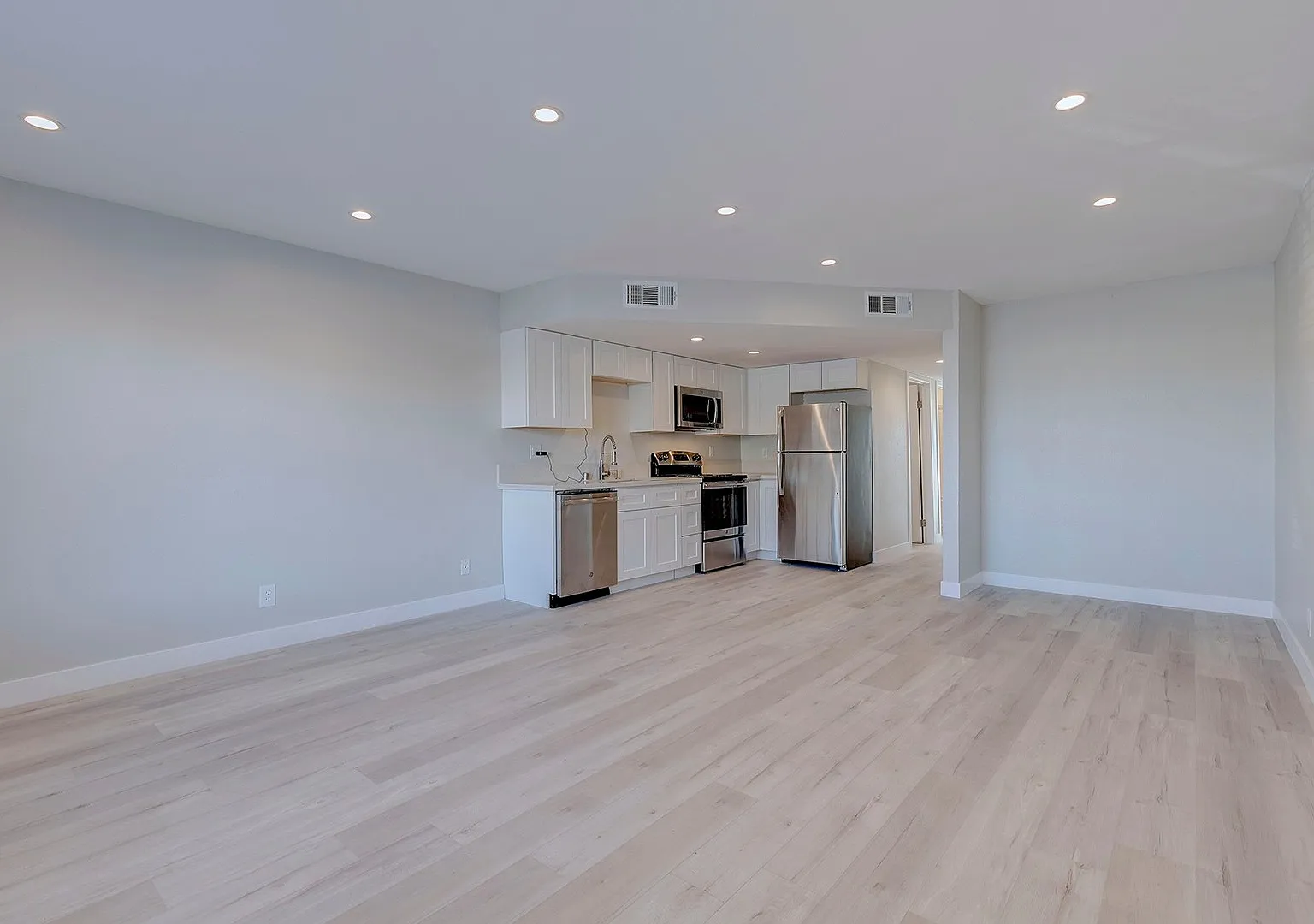 471 Rexford Drive — Photo 2