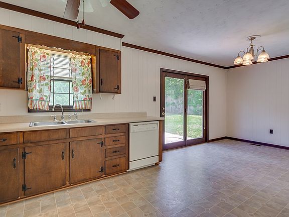 3rd image of 305 Kirby Dr