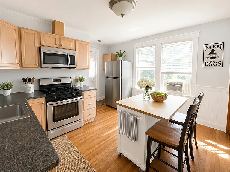 17 Auburndale Ave — Photo 4