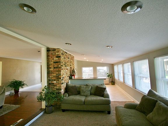 3rd image of 3335 Rockwood Dr