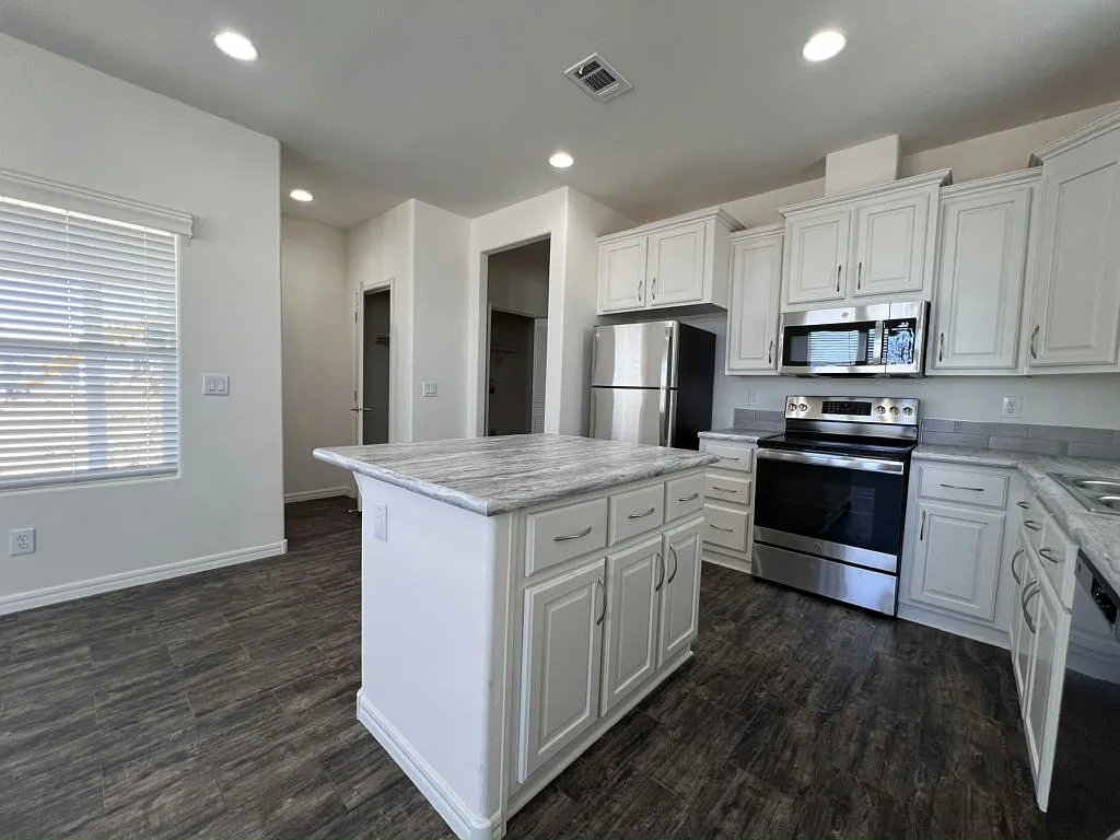 Building Photo - 2206 S Ellsworth Rd #98B