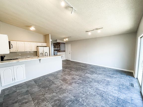 4th image of 14 Cambre Cir
