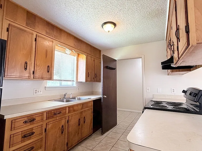 535A S 61st Ave — Photo 3