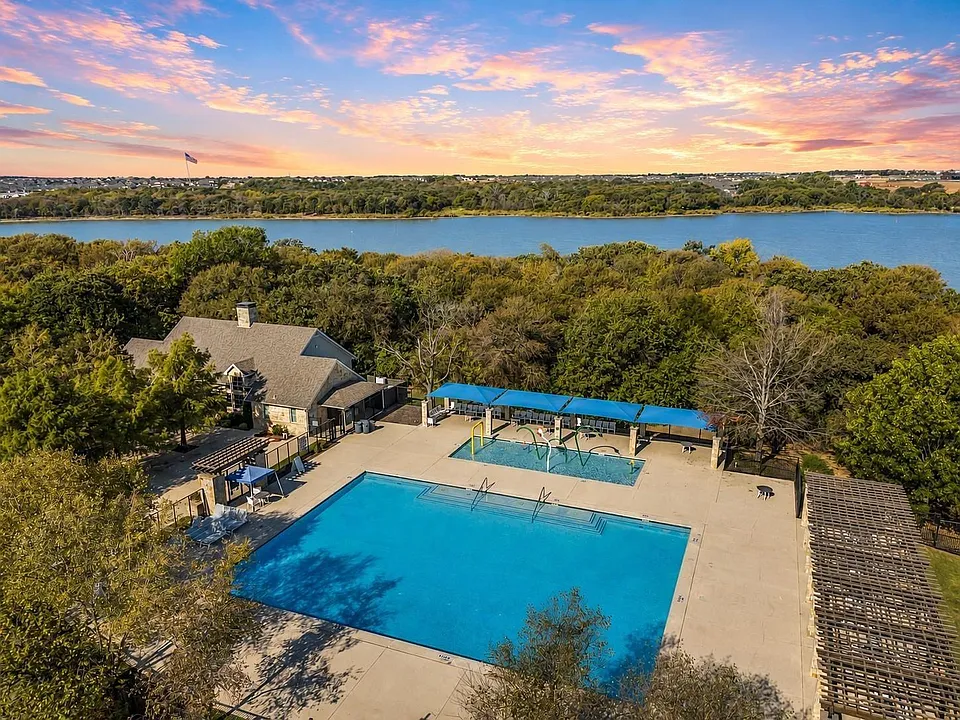 905 Lake Grove Dr
