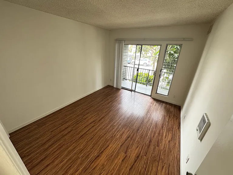 1150 N Normandie — Photo 25