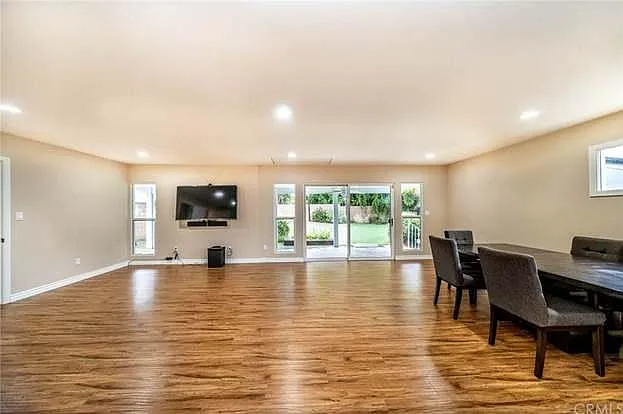 3847 S Redondo Blvd — Photo 15