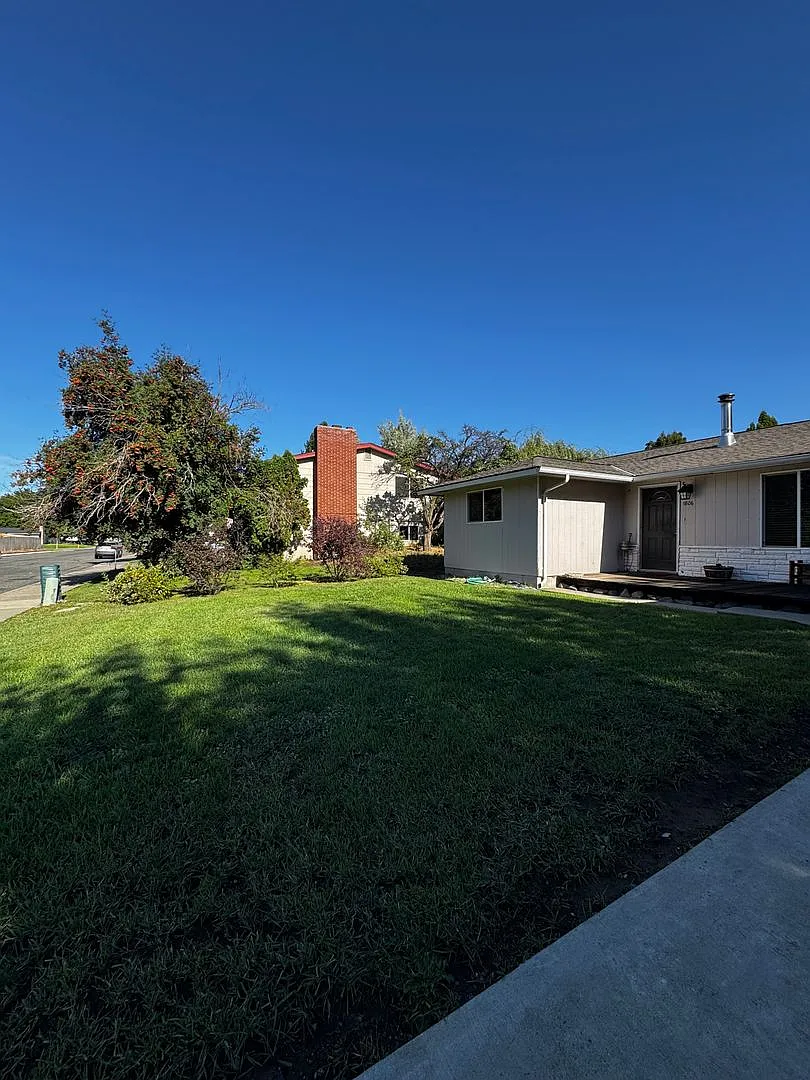 Spacious 5-Bedroom Home Close to CWU — Photo 2