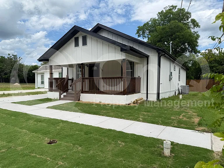 2209 Wellington St — Photo 3