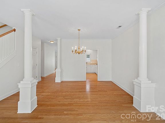 4th image of 221 Sloane Square Way