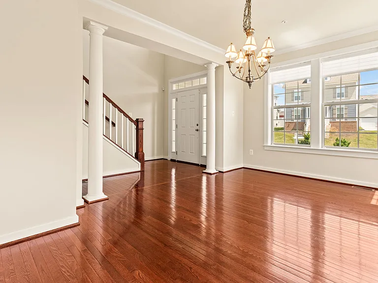 1112 Saxton Dr — Photo 2