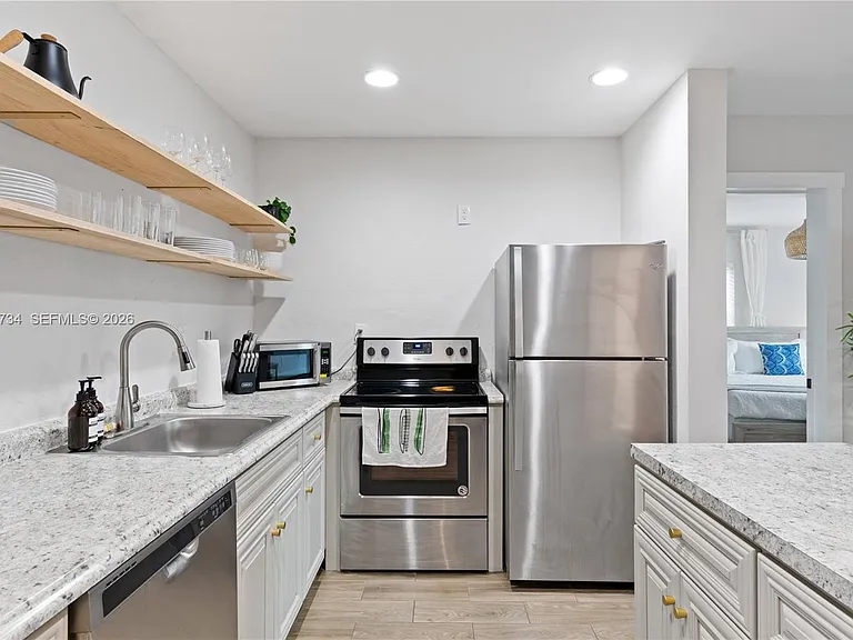 300 SW 23rd St #2 — Photo 9