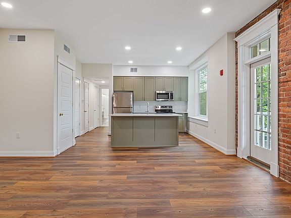 3rd image of 913 Greenway Ct APT 12