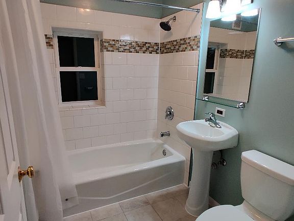 4th image of 5512 N Mont Clare Ave #2S