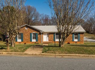 4609 Knightbridge Rd, Greensboro, NC 27455
