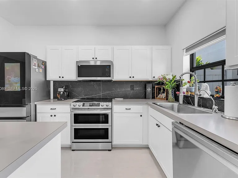 617 SW 11th St — Photo 3