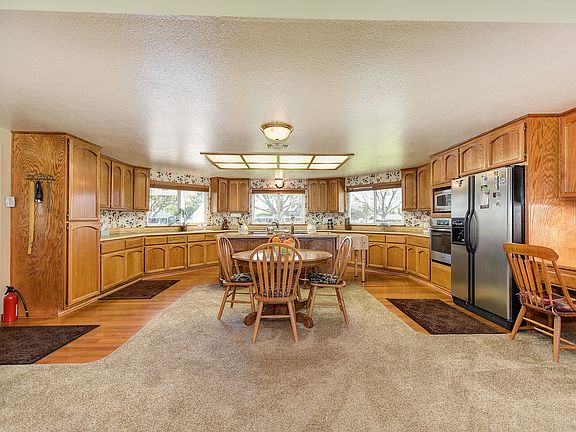 Expansive kitchen
