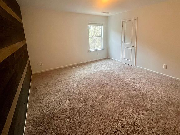 Big master bedroom with ensuite of full bathroom.