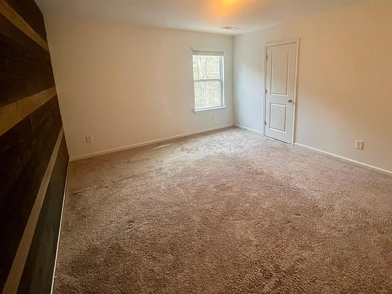 Big master bedroom with ensuite of full bathroom.