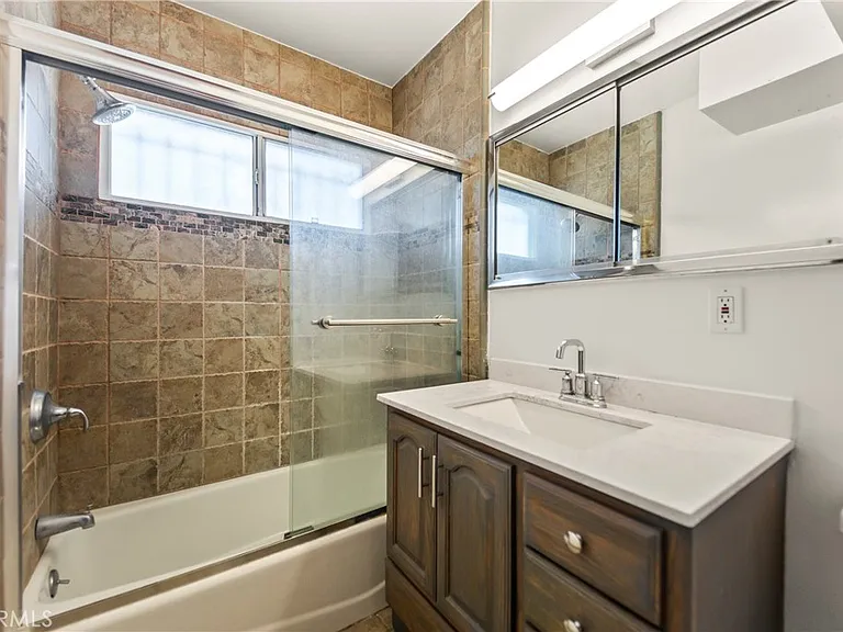 1745 N Mariposa Ave — Photo 11