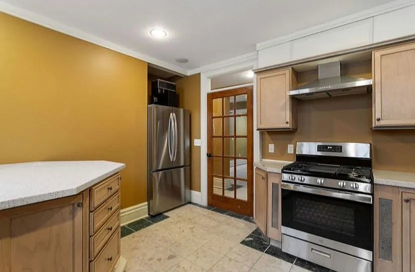 1208 James St — Photo 2