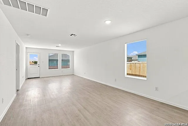 4 bed, 2.0 bath, 1500 sqft, $1,450 — Photo 3