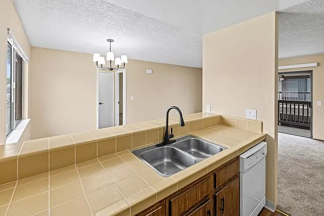 Park Plaza Apartments — Photo 9