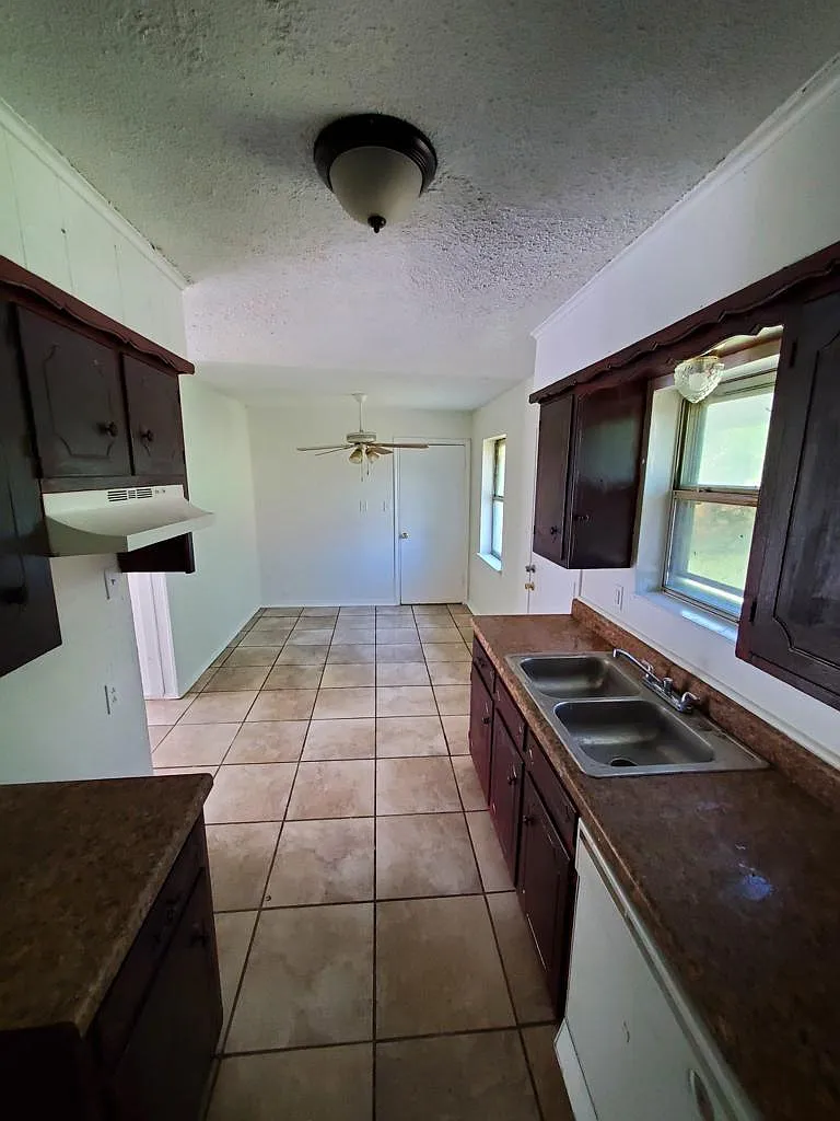 3 bed, 1038 sqft, $1,295 — Photo 2