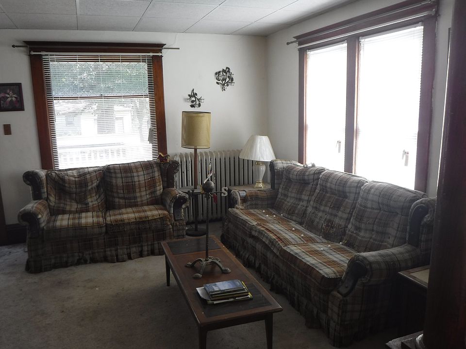 1st image of 407 S 1st St