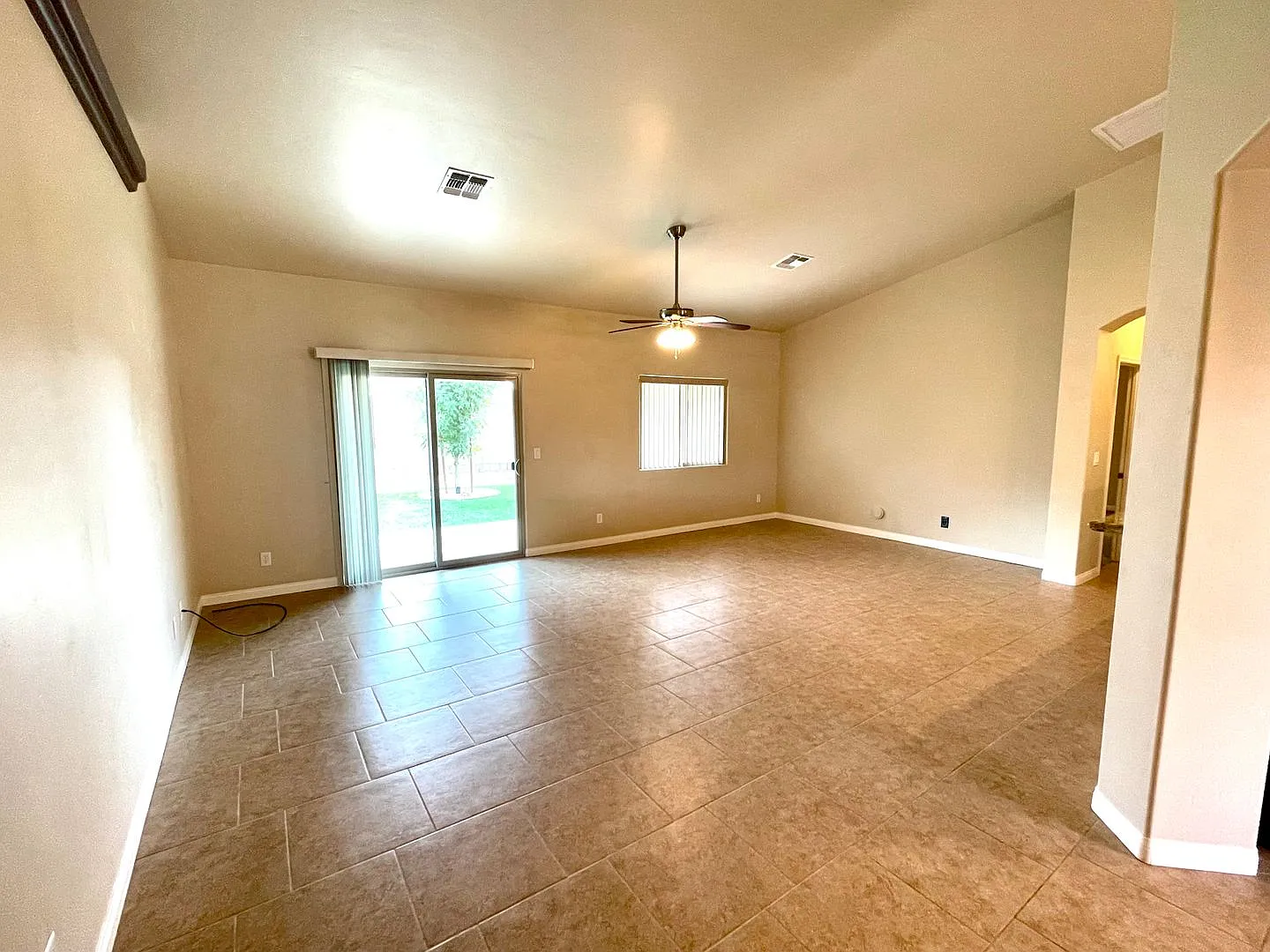 Beautiful 3 Bedroom Home In Hualapai Shadows! *Home Is Currently Occupied, Please Do Not Disturb ... — Photo 4
