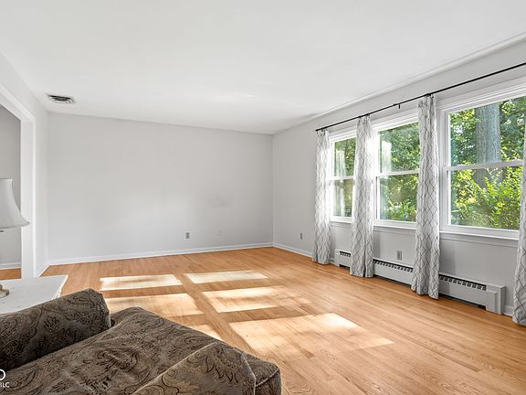 5th image of 7364 Lesley Ave