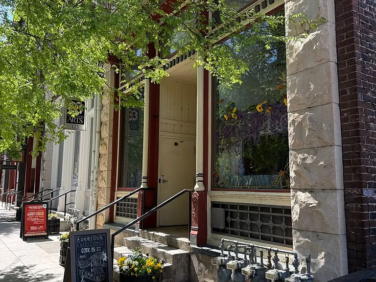 121 W Jackson Ave — Photo 1