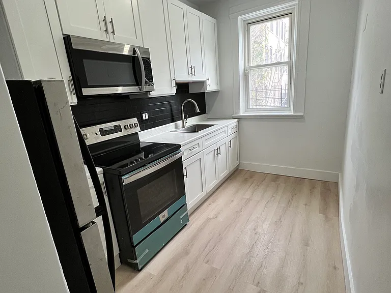 1098 Park Pl — Photo 5