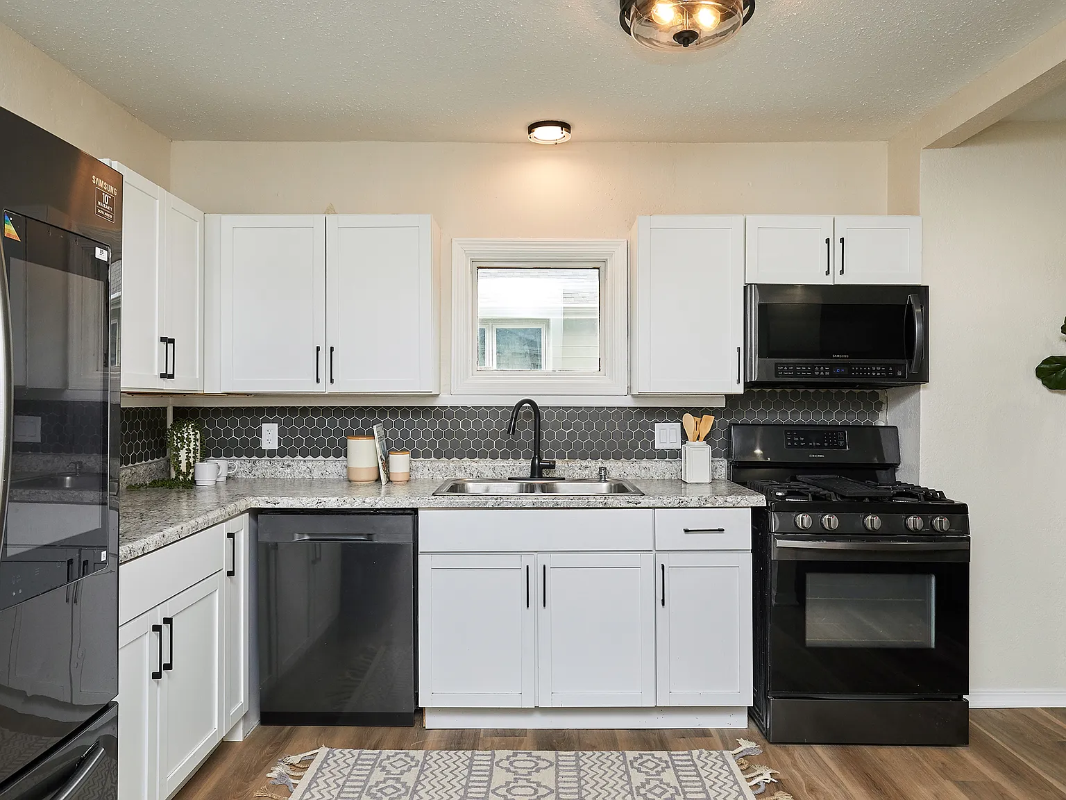 1 bed, 807 sqft, $1,200 — Photo 3