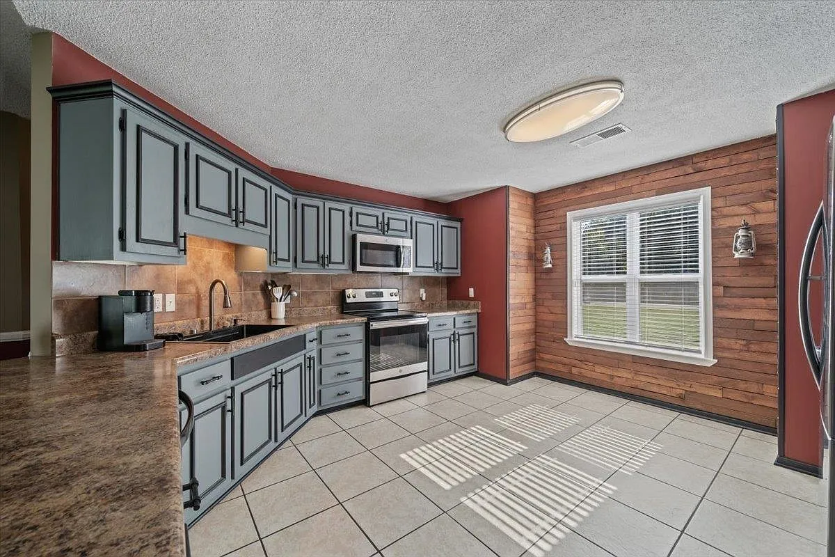 3 bed, 2.0 bath, 1812 sqft, $1,500 — Photo 2