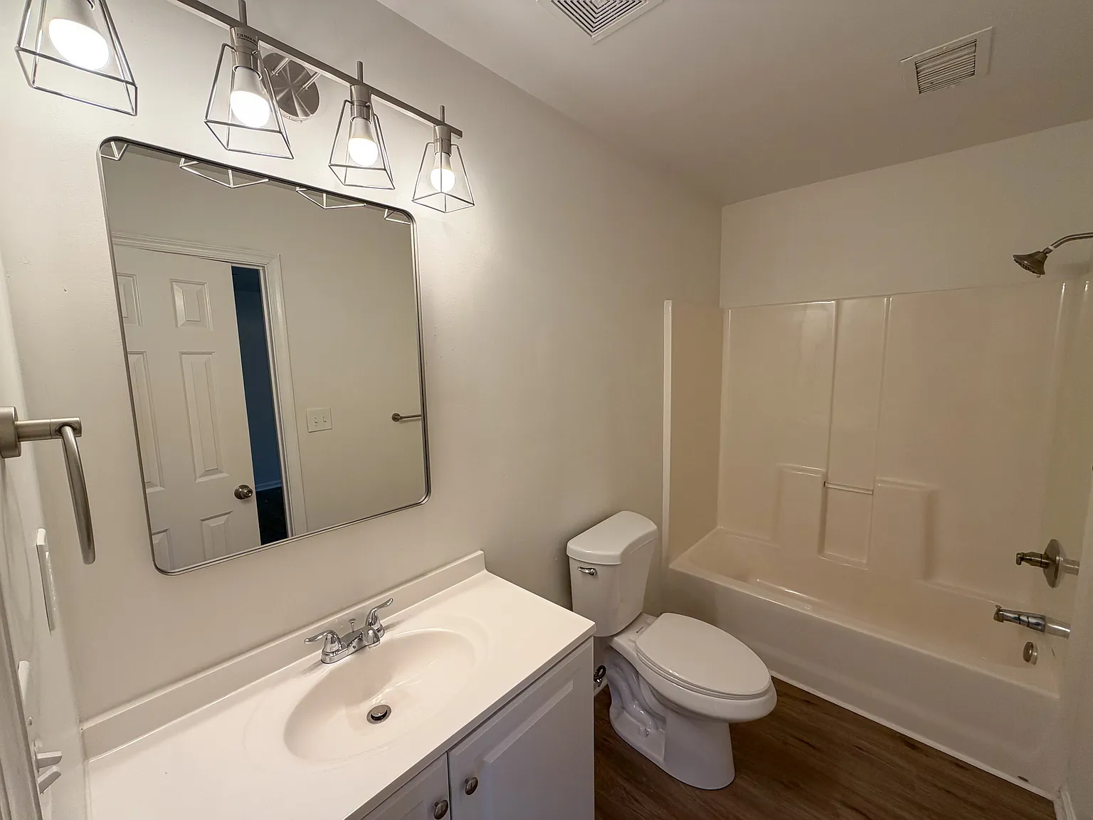 1 bed, 750 sqft, $1,600 — Photo 2