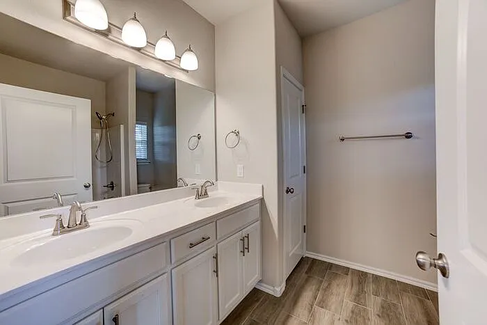 2421 W Imperial Ct — Photo 31