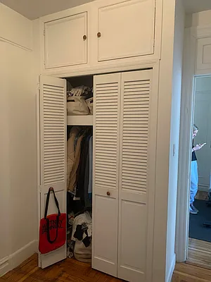 Rented by M.Grossman R.E. Management | media 2