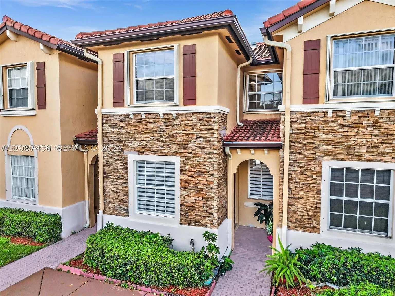 3 bed, 2.5 bath, 1169 sqft, $2,000 — Photo 1