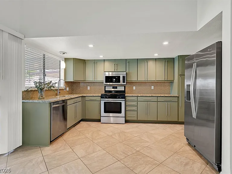 3956 Clear View Dr — Photo 10