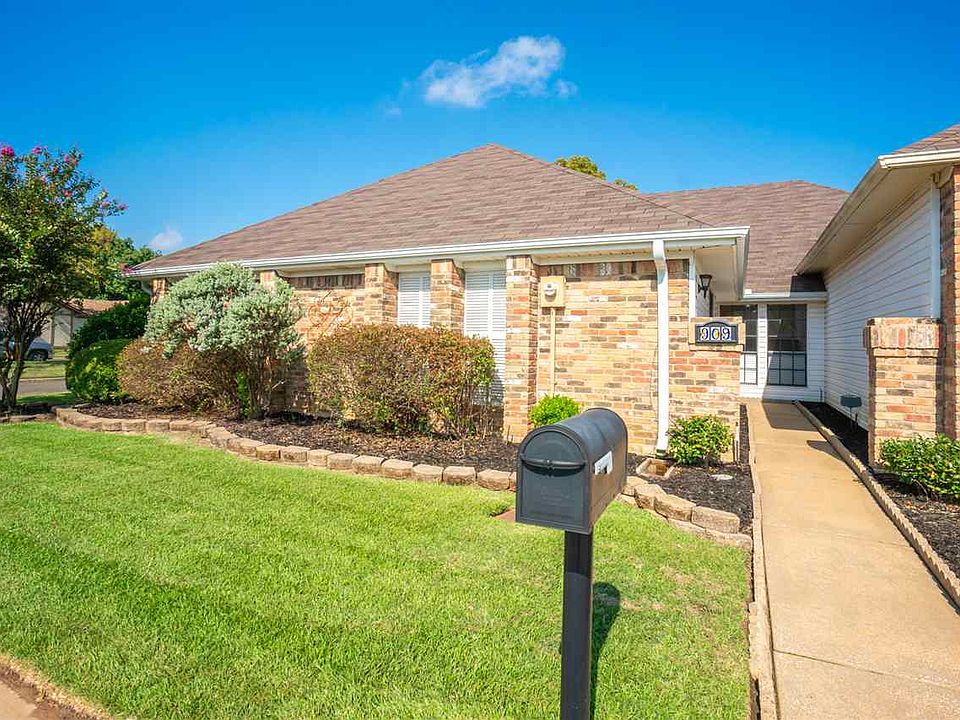 1st image of 909 Towne Lake Dr